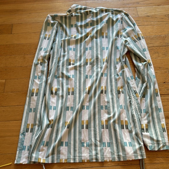 Women’s Rashguard, size small - Picture 7 of 7